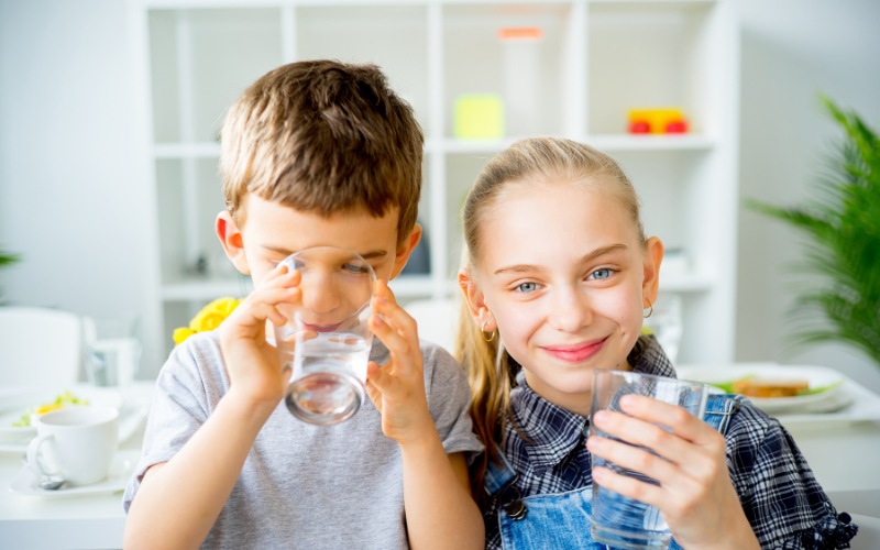 Cho trẻ uống nước nhiều hơn để tránh nguy cơ bị sốc bỏng (Ảnh: sưu tầm internet)