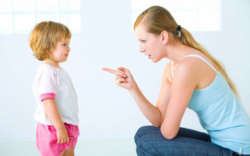 Giáo dục cho trẻ kiến thức về phòng tránh và xử lý tai nạn bỏng nước sôi (Ảnh: sưu tầm internet)