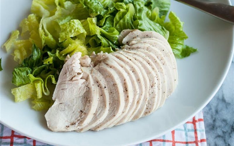 Dinh dưỡng trong ức gà chứa nhiều vitamin và khoáng chất. (Ảnh: Sưu tầm Internet)