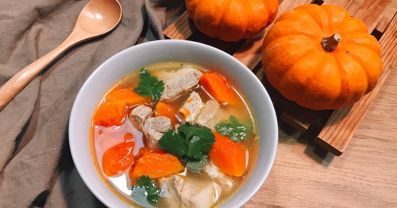 Canh bí đỏ hầm sườn heo. (Ảnh: Sưu tầm Internet)