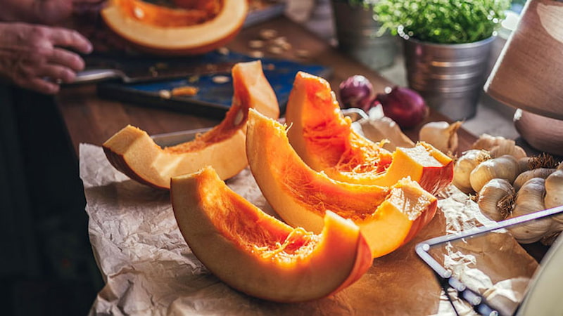 Ăn thực phẩm giàu beta-carotene có trong bí đỏ có thể giúp cơ thể giảm nguy cơ mắc hội chứng chuyển hóa. (Ảnh: Sưu tầm Internet)