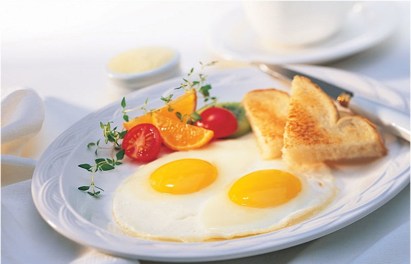 Bữa ăn sáng từ trứng ốp rất tiện lợi. (Ảnh: Sưu tầm Internet)