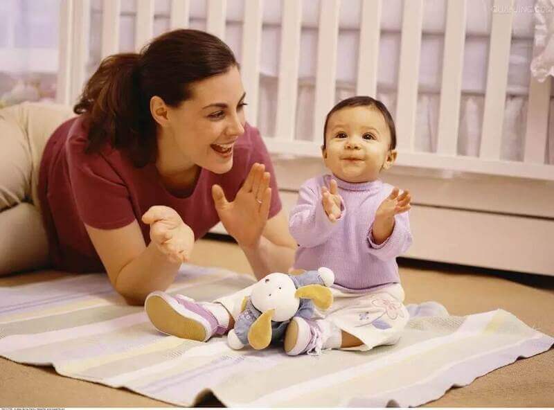 Bố mẹ là đồ chơi tốt nhất cho con tập nói. (Ảnh: Kynaforkids)