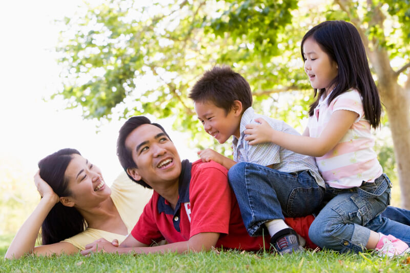 Cho con ra ngoài chơi nhiều hơn để bé làm quen với thế giới. (Ảnh: Sưu tầm internet)