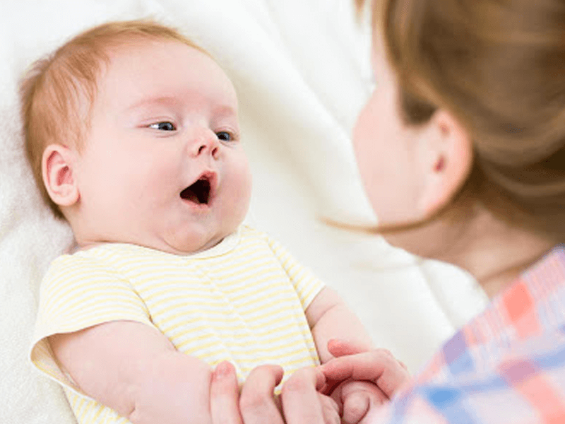 Bé phát triển ngôn ngữ tốt hơn khi sử dụng đồ chơi. (Ảnh: sưu tầm internet)