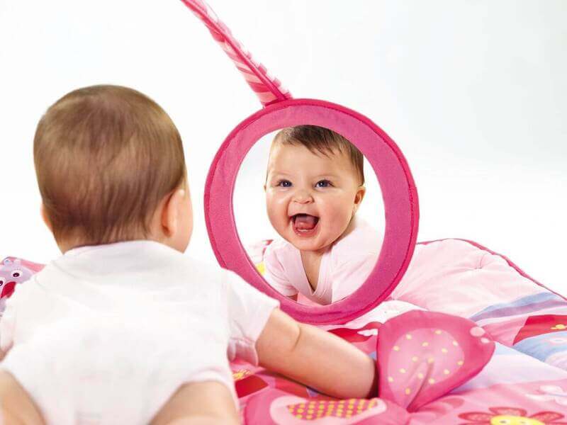 Bé soi gương tập nói hiệu quả. (Ảnh: POH)