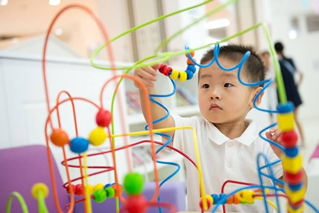 Ba mẹ nên ưu tiên các trò chơi có màu sắc, kích thích giác quan cho trẻ tự kỷ (Ảnh: Sưu tầm internet)