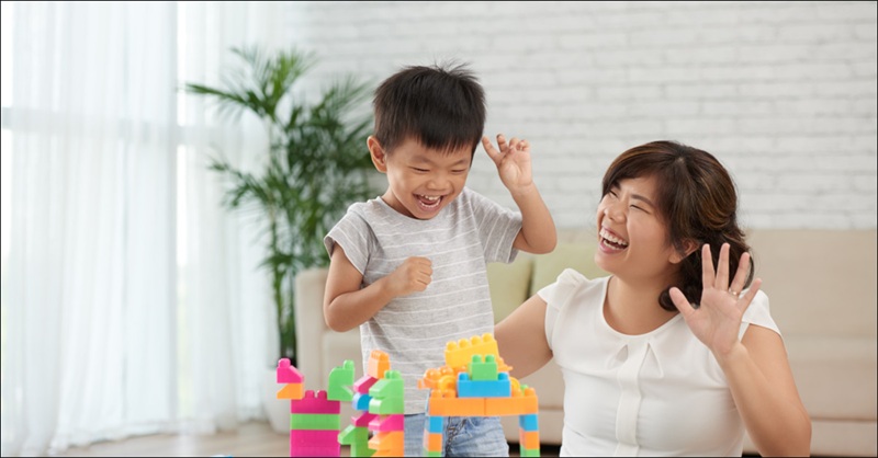 Việc tương tác với trẻ tự kỷ rất quan trọng (Ảnh: Sưu tầm internet)