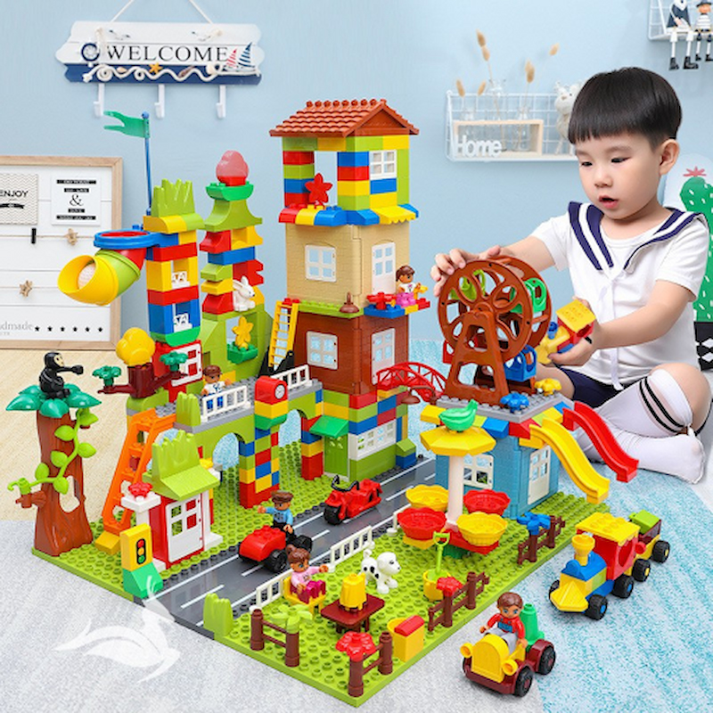 Mỗi bé ở mỗi độ tuổi sẽ chọn được loại đồ chơi phù hợp với sở thích. (Ảnh: Sưu tầm Internet)