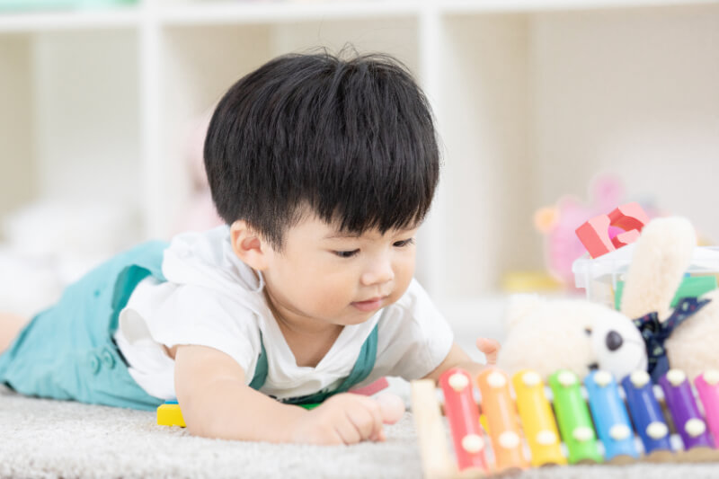 Trẻ nhỏ c&oacute; thể biến bất cứ đồ d&ugrave;ng n&agrave;o trong gia đ&igrave;nh trở th&agrave;nh đồ chơi . (Ảnh: Sưu tầm Internet)