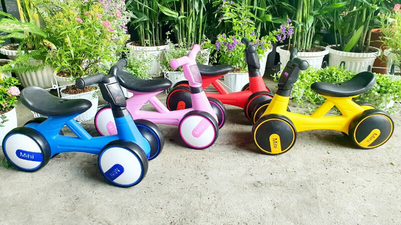 Việc l&agrave;m quen với chiếc xe ch&ograve;i ch&acirc;n sẽ gi&uacute;p cho con học đi xe đạp dễ hơn. (Ảnh: Kho H&agrave;ng Đồ Chơi Trẻ Em)