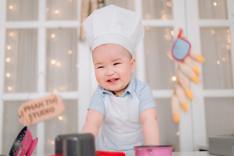 B&eacute; ở độ tuổi từ 2-3 đều rất hứng th&uacute; với những tr&ograve; chơi đ&oacute;ng vai, bắt chước. (Ảnh: TuArt Wedding)