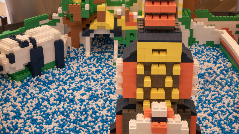 H&igrave;nh khối c&ugrave;ng m&agrave;u sắc cơ bản của lego sẽ gi&uacute;p cho con ph&acirc;n biệt được sự kh&aacute;c nhau. (Ảnh: Sưu tầm Internet)