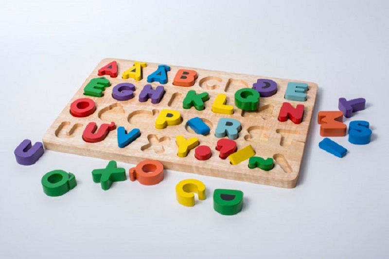 Đồ chơi trí tuệ chữ cái tiếng Việt, học đếm và tính toán được nhiều trẻ yêu thích. (Ảnh: Sưu tầm Internet)