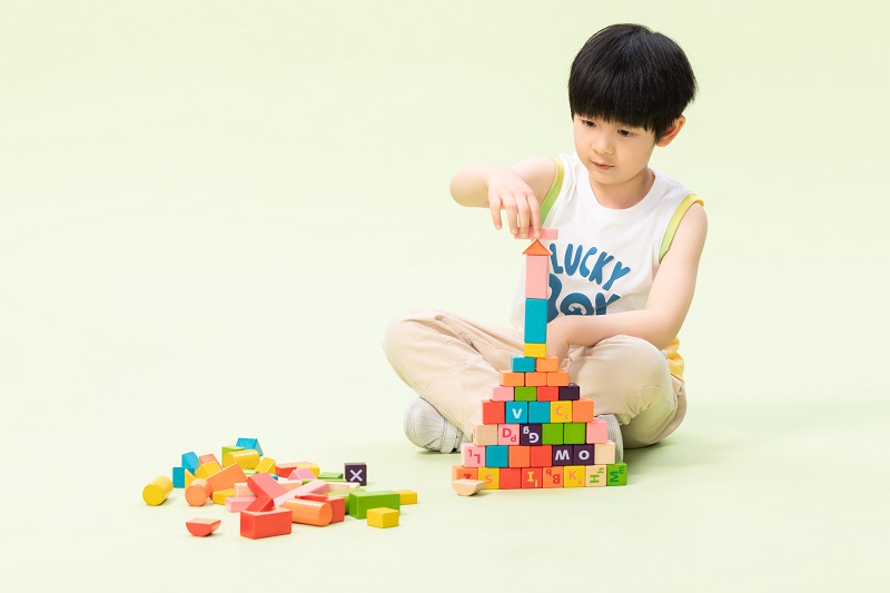 Cha mẹ cần lưu ý đến một số vấn đề khi lựa chọn đồ chơi thông minh cho bé. (Ảnh: Lovepik)