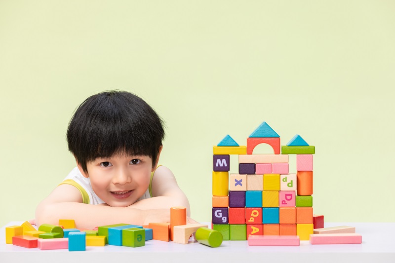 Bộ đồ chơi rút thanh gỗ là một món đồ chơi thông minh cho trẻ quen thuộc. (Ảnh: Lovepik.com)