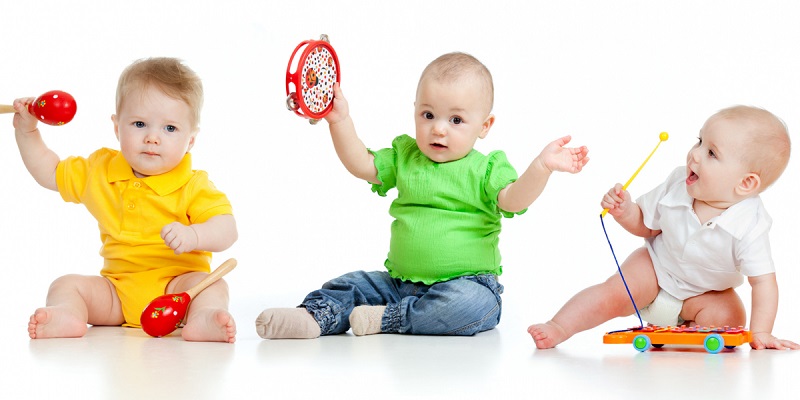 Trẻ cảm thấy rất thích thú trước món đồ chơi mới. (Ảnh: Sưu tầm Internet)