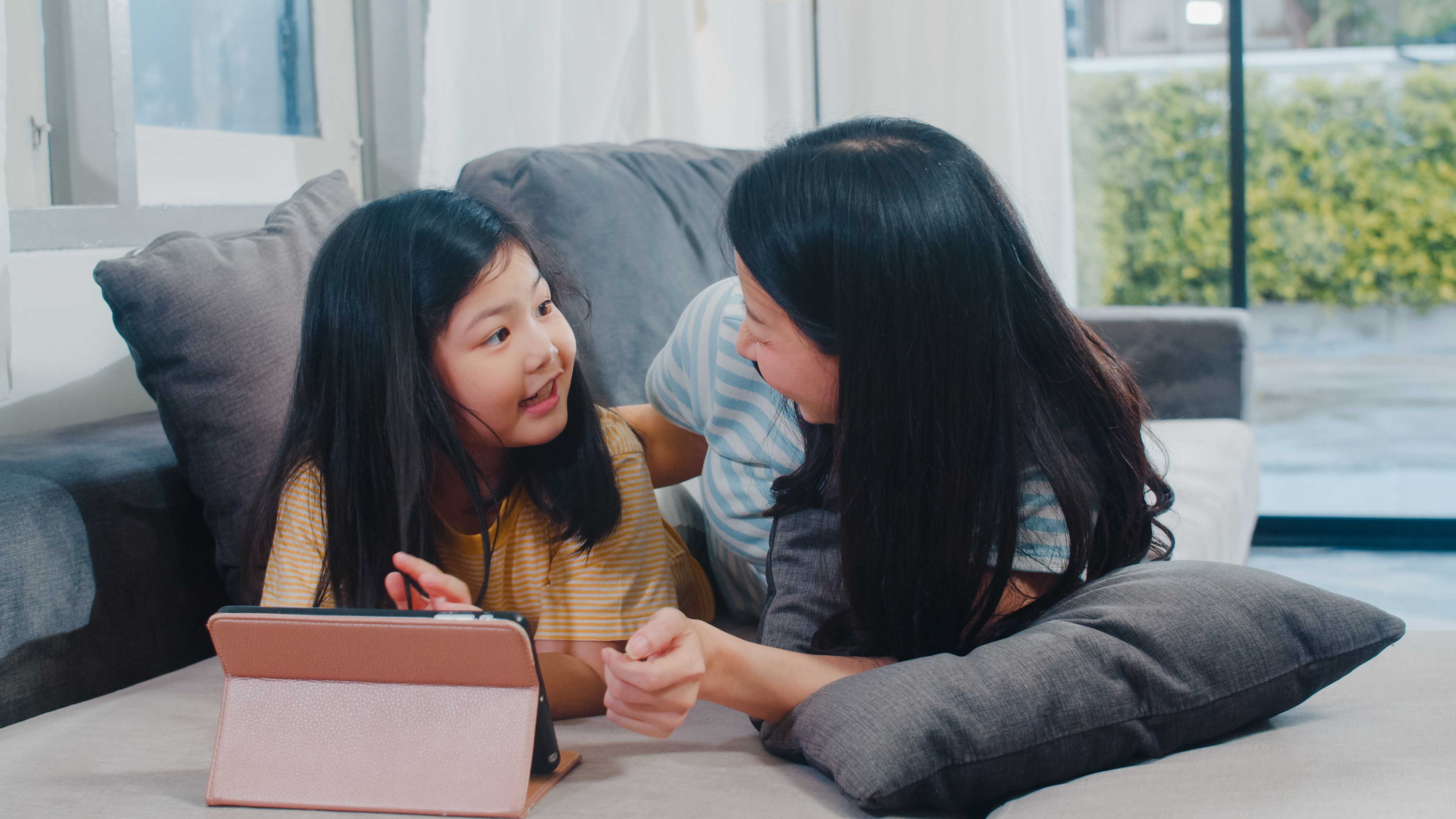 Nghe v&agrave; bắt chước lời thoại gi&uacute;p b&eacute; ph&aacute;t triển khả năng n&oacute;i tiếng Anh (Ảnh: tirachardz)