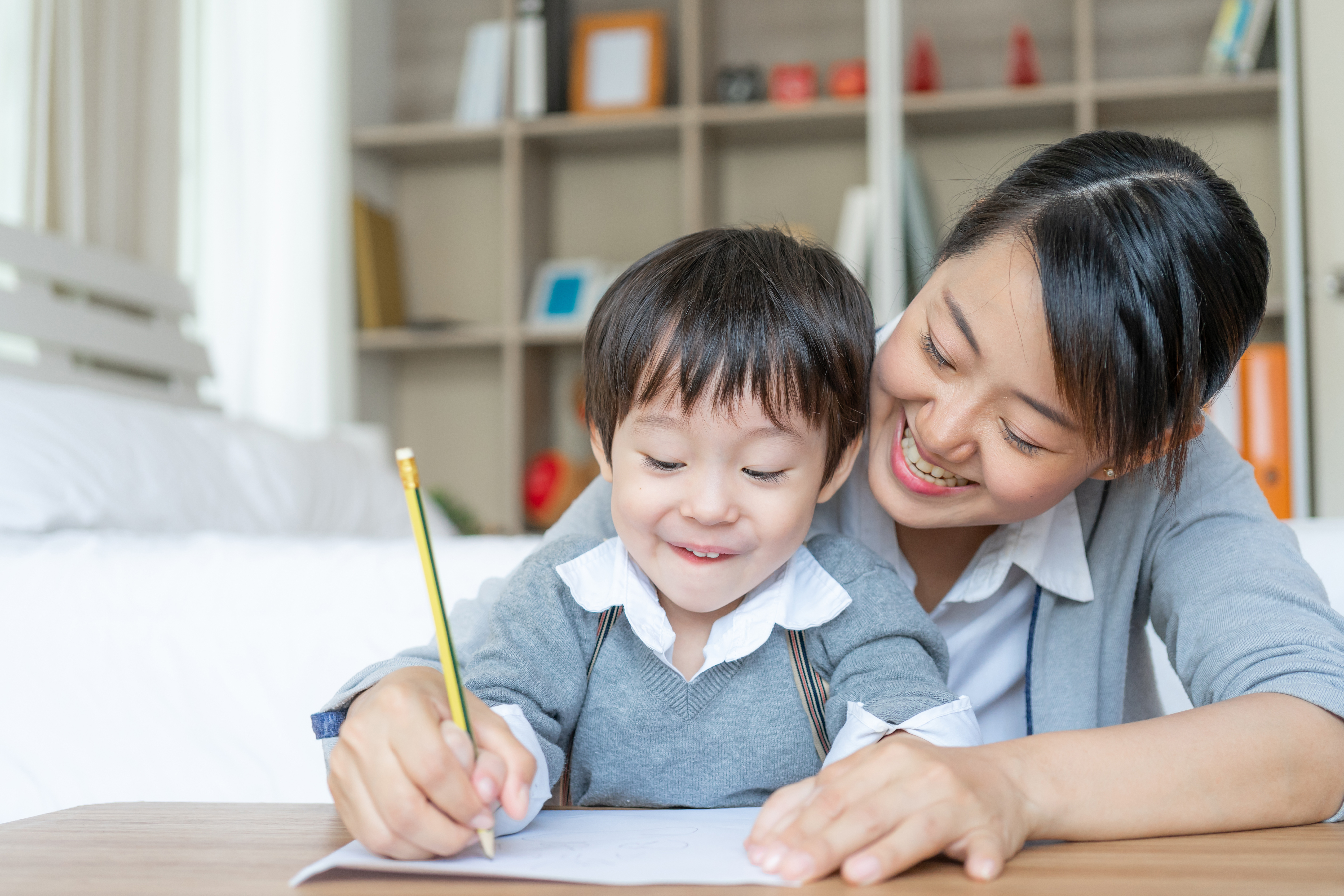 Ba mẹ đồng h&agrave;nh c&ugrave;ng con trong h&agrave;nh tr&igrave;nh kh&aacute;m ph&aacute; ng&ocirc;n ngữ mới (Ảnh: Magnific)