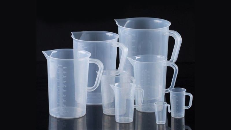 Dùng ca đong để do thể tích chất lỏng. (Ảnh: Sưu tầm Internet)