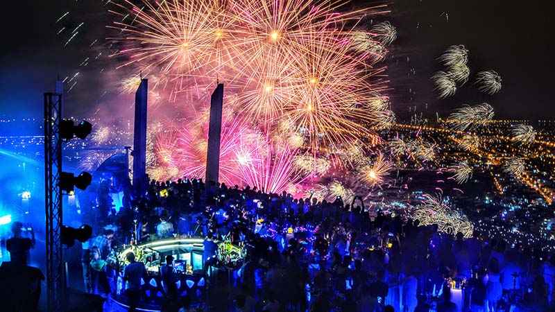 Nhiều hoạt động sôi nổi diễn ra tại Sky 36 Bar. (Ảnh: Sưu tầm internet)