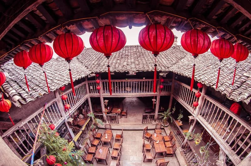 Quán cà phê với đèn lồng đỏ nổi bật tại phố cổ. (Ảnh: Internet)