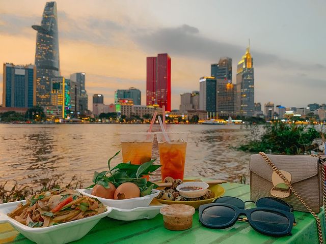 Ngắm nhìn thành phố lúc về đêm dưới chân hầm Thủ Thiêm. (Ảnh:Sưu tầm internet)