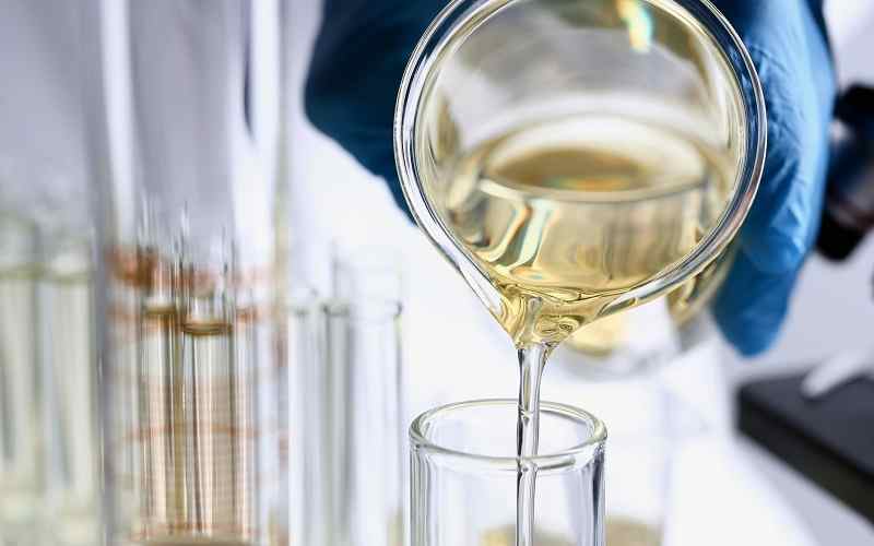 Tìm hiểu về dung môi. (Ảnh: Sưu tầm Internet)