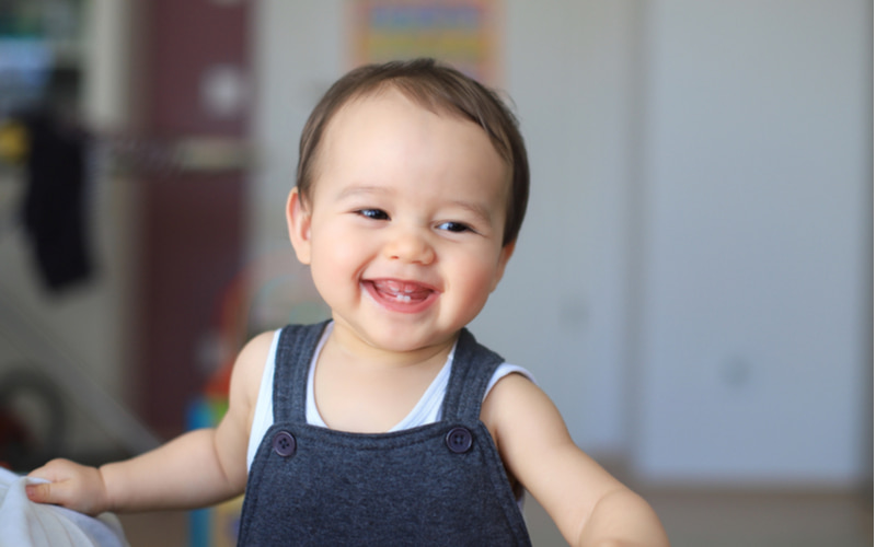 Bé 1 tuổi hạc tiếp tục chính thức đâm chồi răng. (Ảnh: Shutterstock.com)