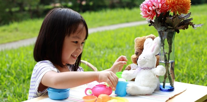 Ba mẹ không nên áp đặt quá nhiều thứ vào trẻ. (Ảnh: Sưu tầm internet)