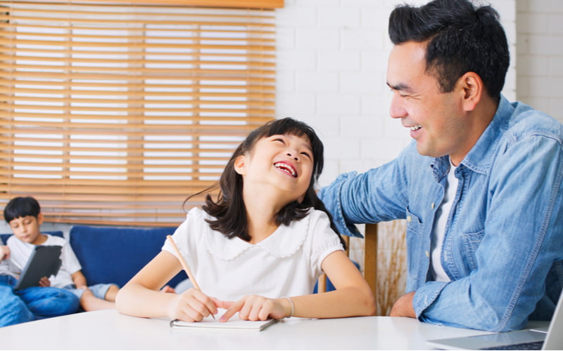 Ba mẹ hãy kiên trì, nhẫn nại để dạy con học tiếng Anh. (Ảnh: Shutterstock.com)