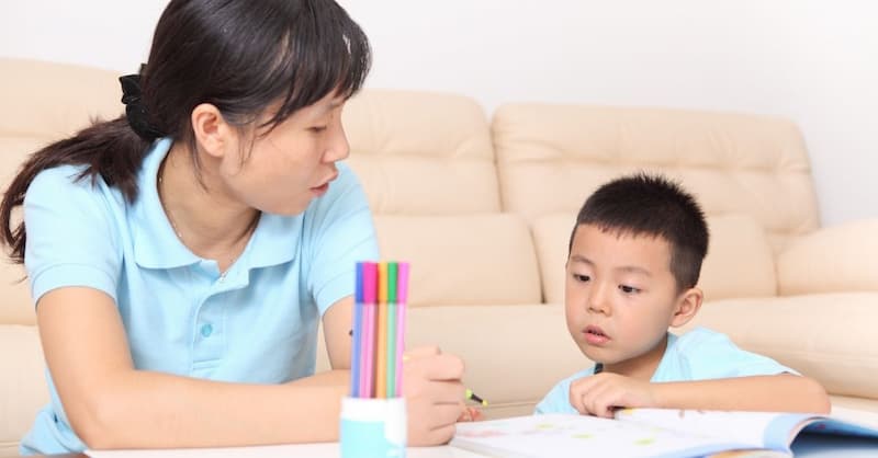 Mẹ và bé say mê học tiếng Việt qua trò chơi. (Ảnh: Sưu tầm Internet)