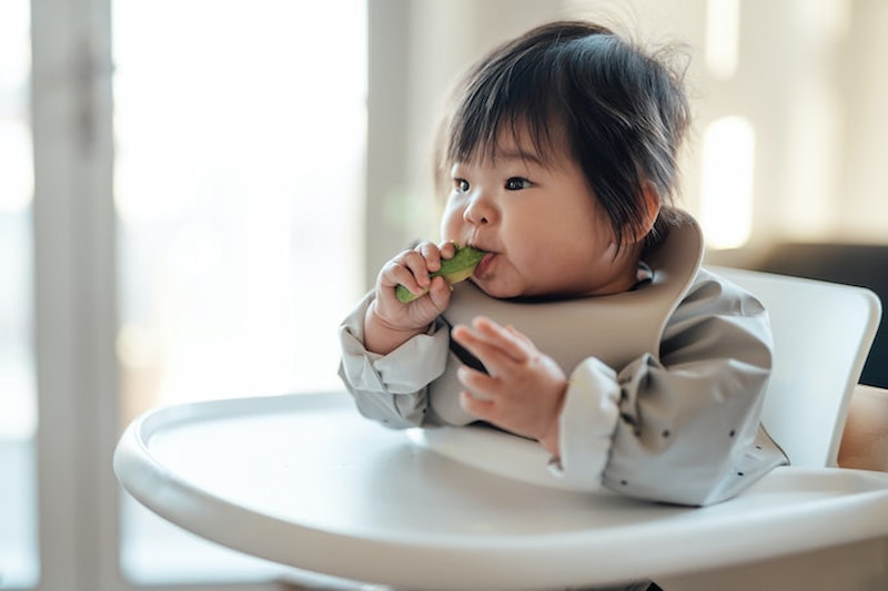 Thời điểm ba mẹ nên cho bé ngồi ghế ăn dặm. (Ảnh: Sưu tầm internet)