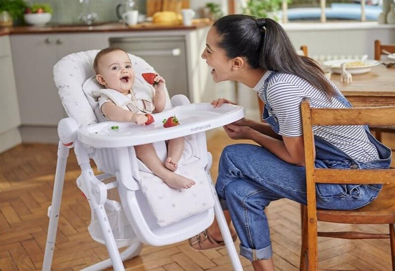 Mua ghế ăn dặm nhựa tại các sàn thương mại điện tử uy tín. (Ảnh sưu tầm Internet)