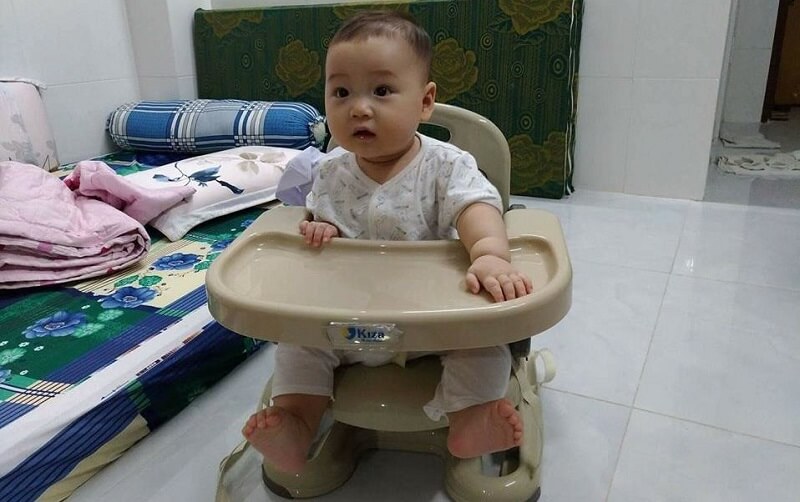 Ghế ăn dặm thấp giúp con ngồi thẳng. (Ảnh: Sưu tầm Internet)