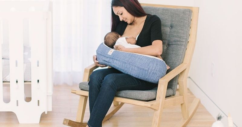 Sử dụng ghế khi cho con bú sẽ gây trật không gian sử dụng. (Ảnh: Sưu tầm Internet)