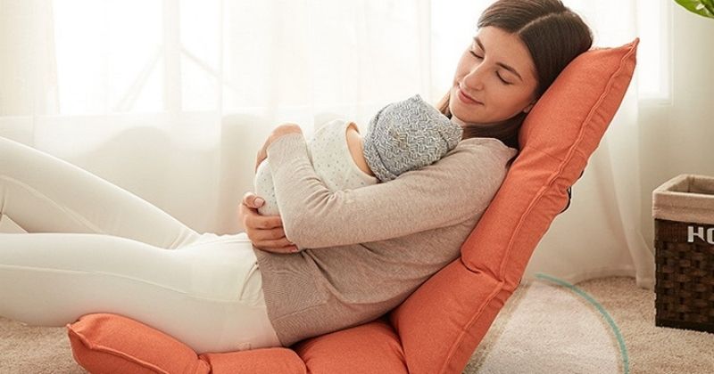 Ghế cho con bú giúp mẹ cảm thấy thư giãn hơn. (Ảnh: Sưu tầm Internet)