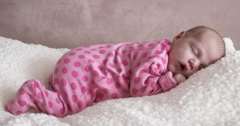 Hình thành thói quen đi ngủ cho bé (Ảnh: Sưu tầm Internet)