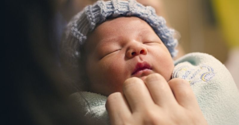 Tạo cho bé cảm giác an toàn khi ngủ (Ảnh: Sưu tầm Internet)