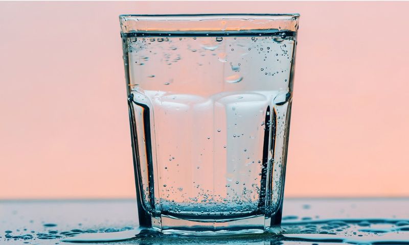 Uống đủ nước thanh lọc cơ thể. (Ảnh: Nguồn Internet)