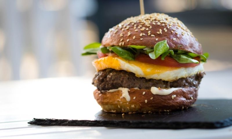 Hạn chế sử dụng các loại thức ăn nhanh khiến mẹ dễ lên cân. (Ảnh: Nguồn Internet)