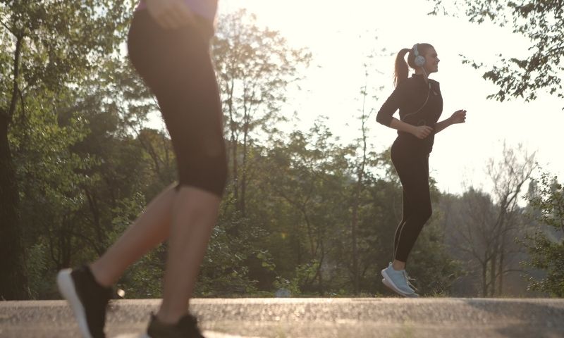 Tập luyện thể thao giúp mẹ nhanh về dáng. (Ảnh: Nguồn Internet)