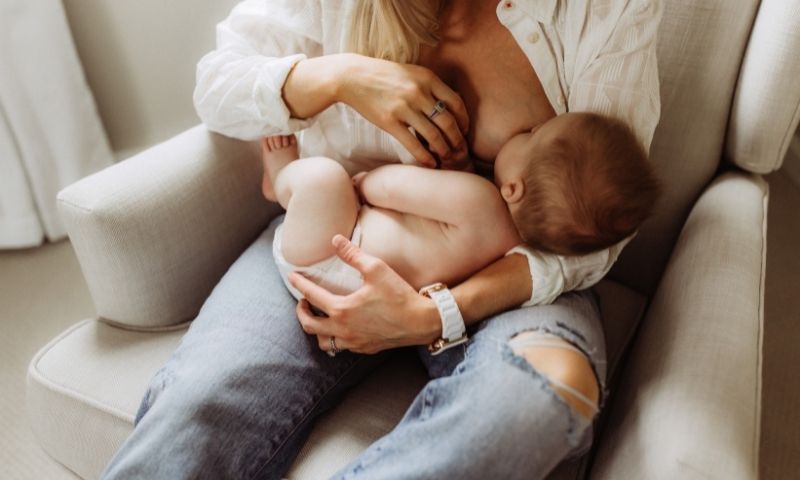 Cho trẻ bú đủ cữ giúp mẹ giảm cân. (Ảnh: Nguồn Internet)