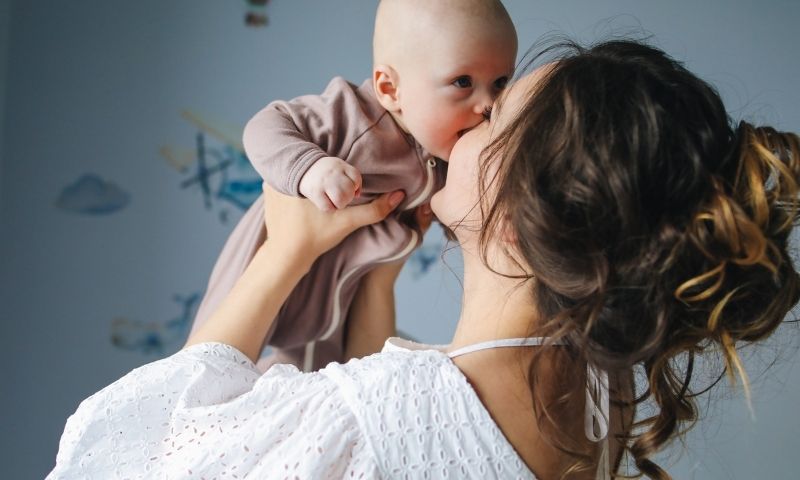 Vui vẻ, thoải mái giúp mẹ thực hiện kế hoạch giảm eo hiệu quả hơn. (Ảnh: Nguồn Internet)