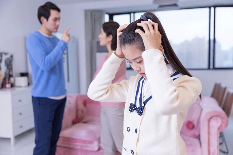 Nhiều gia đình xung đột vì cách giáo dục con. (Ảnh: Lovepik.com)