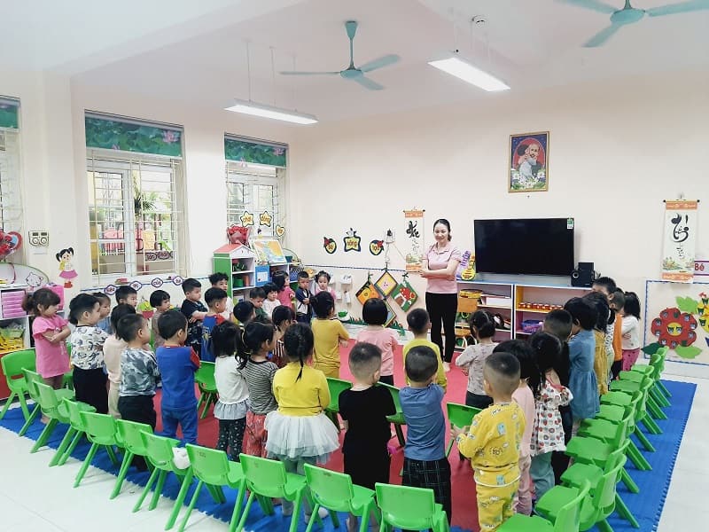 Trẻ được học cách tự lập, cách giao tiếp với bạn bè, cách chào hỏi lịch sự. (Ảnh: Sưu tầm Internet)