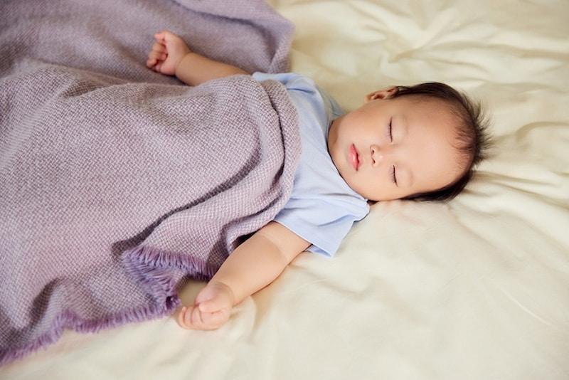 Có nên giáo dục sớm cho trẻ sơ sinh hay không? (Ảnh: Lovepik.com)