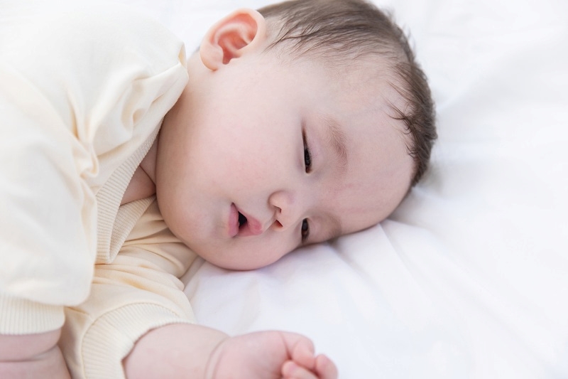 Giáo dục giúp bé ngủ đủ giấc, ngủ ngon hơn. (Ảnh: Lovepik.com)