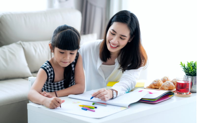 Thông qua các tác phẩm nghệ thuật, bé sẽ có ý tưởng để sáng tạo. (Ảnh: Shutterstock.com)