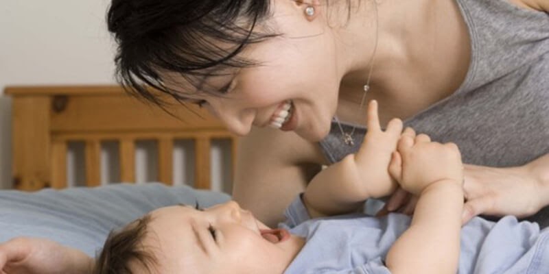 Để giáo dục trẻ một cách tốt nhất, cha mẹ cần nắm rõ sự phát triển từng ngày của con. (Ảnh: Sưu tầm Internet)